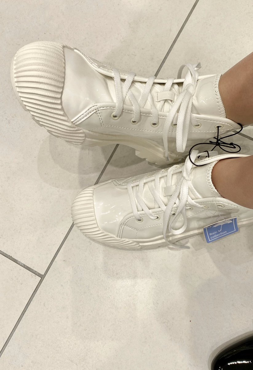 fudousanheruko's tweet photo. GUさんのRain Collectionの白いシューズがカッコよかったです🥺
階段の高圧洗浄するときに強そう✨
次は絶対に手に入れたいです❣️
#GU #RainCollection #清掃
#不動産女の日常 #不動産ヘル子 https://t.co/vnnBc1vQjy