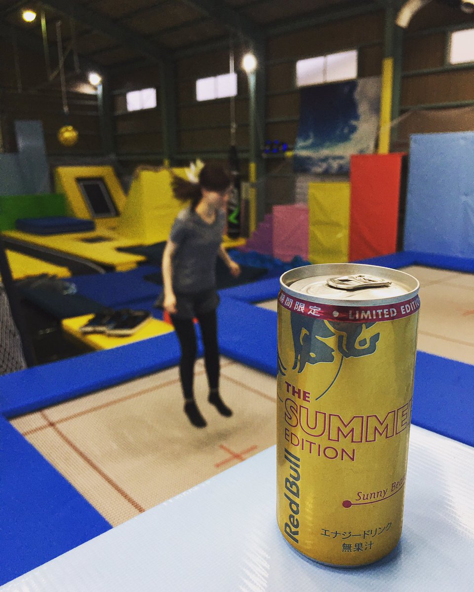 red_bull_skier's tweet photo. 飛ぶ前に飲む!
#redbull #trampoline #offtraining #freeski #freeskijpn #例の儀式 https://t.co/pukWbLZBk8