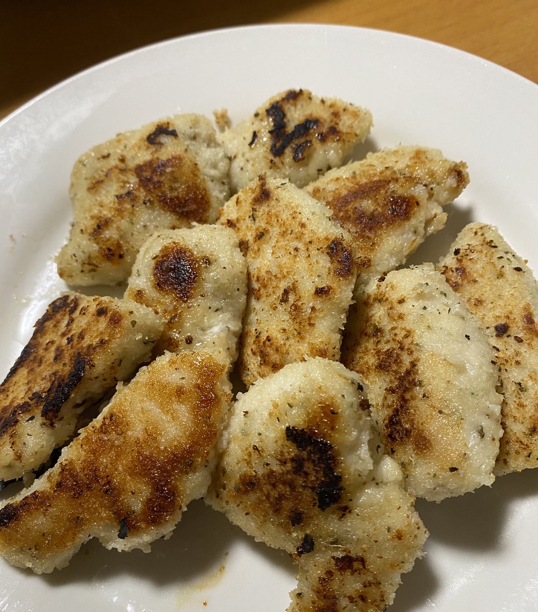 Rie 夕飯出来ました 今日は 大皿料理 エビチリ チキンのパン粉焼き サラダ ワカメとキュウリの酢の物 味噌汁 エビチリは ちょっと辛めにしちゃいました 夕飯 エビチリ 大皿料理