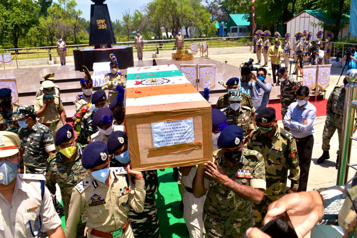 crpf_srinagar's tweet photo. Wreath laying of Shaheed Constable Shyamal Kumar Dey was held at RTC Srinagar today. Shri P K Pandey, IG Srinagar Sector CRPF and senior officers of @crpfindia @BSF_India @DGSSB and @JmuKmrPolice laid floral wreaths and paid rich tributes to the martyr. https://t.co/OUoaz6u23k