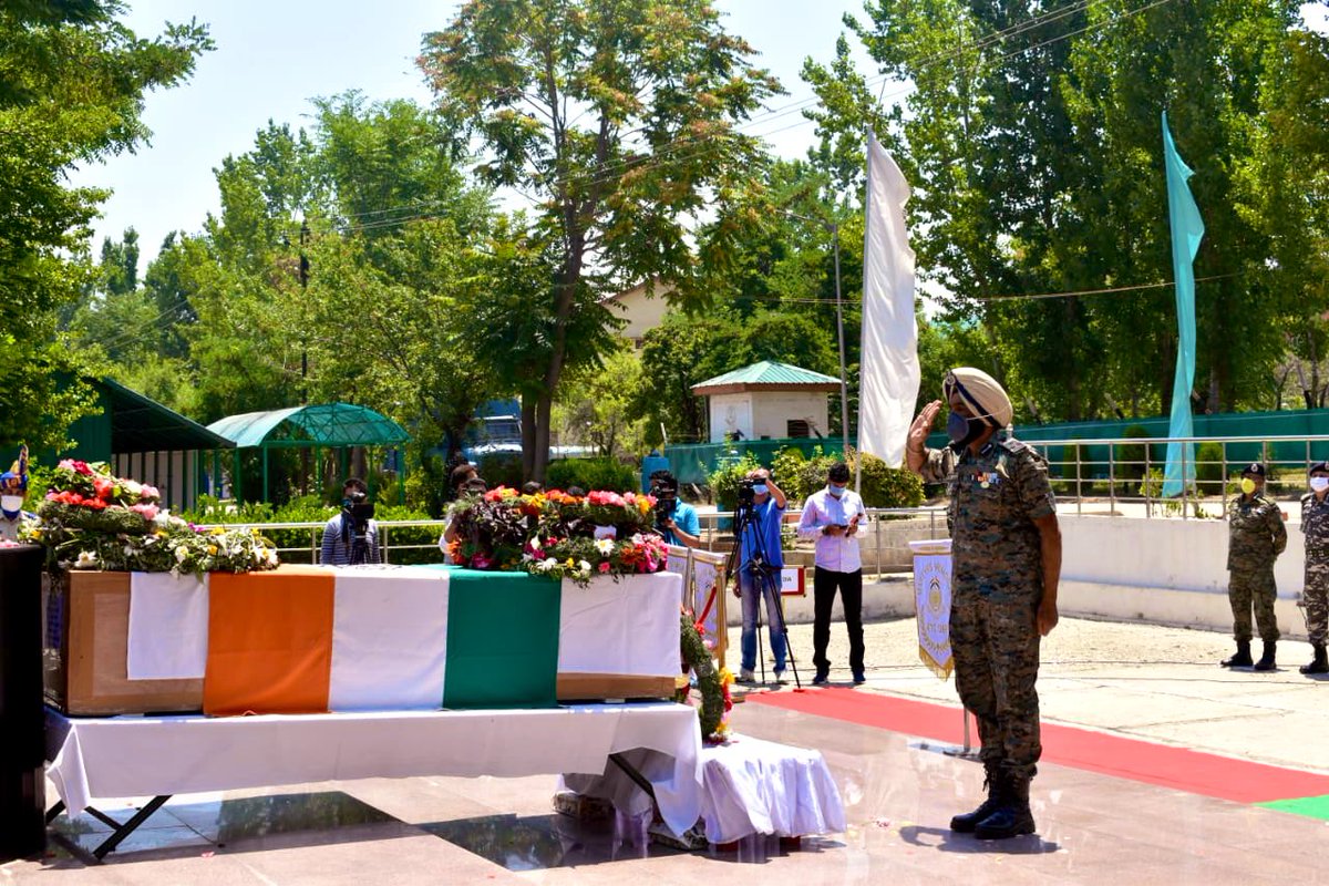 crpf_srinagar's tweet photo. Wreath laying of Shaheed Constable Shyamal Kumar Dey was held at RTC Srinagar today. Shri P K Pandey, IG Srinagar Sector CRPF and senior officers of @crpfindia @BSF_India @DGSSB and @JmuKmrPolice laid floral wreaths and paid rich tributes to the martyr. https://t.co/OUoaz6u23k
