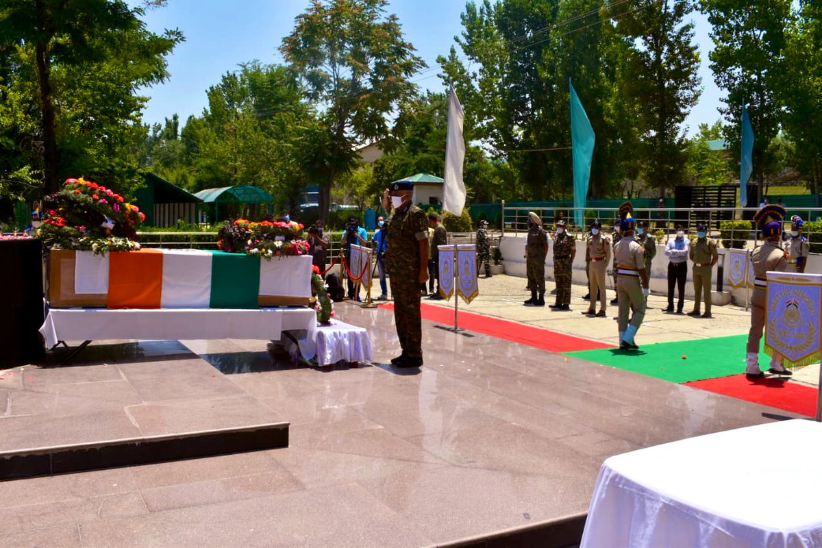 crpf_srinagar's tweet photo. Wreath laying of Shaheed Constable Shyamal Kumar Dey was held at RTC Srinagar today. Shri P K Pandey, IG Srinagar Sector CRPF and senior officers of @crpfindia @BSF_India @DGSSB and @JmuKmrPolice laid floral wreaths and paid rich tributes to the martyr. https://t.co/OUoaz6u23k