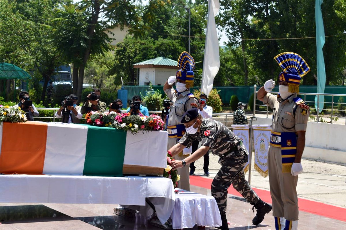 crpf_srinagar's tweet photo. Wreath laying of Shaheed Constable Shyamal Kumar Dey was held at RTC Srinagar today. Shri P K Pandey, IG Srinagar Sector CRPF and senior officers of @crpfindia @BSF_India @DGSSB and @JmuKmrPolice laid floral wreaths and paid rich tributes to the martyr. https://t.co/OUoaz6u23k