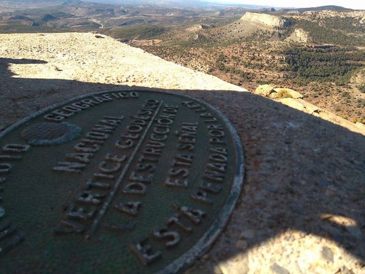 Peñacalva visto desde el Cabezo de las Cruces, límite entre #Nogueruelas @linaresdemora y Cortes de Arenoso a 1710 metros. Hay PR con ruta circular desde el pueblo.