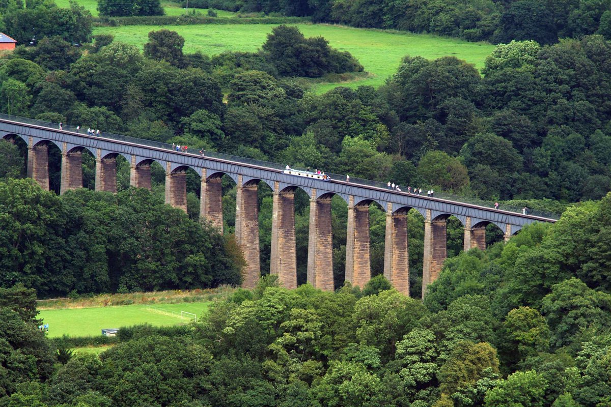 GREATBritain's tweet image. Over 1,000ft long and holding 1.5 million litres of water, the Pontcysyllte Aqueduct is the largest in 🇬🇧. Thomas Telford&apos;s amazing feat of engineering became a #WorldHeritage site #OnThisDay in 2009. #EngineeringIsGREAT