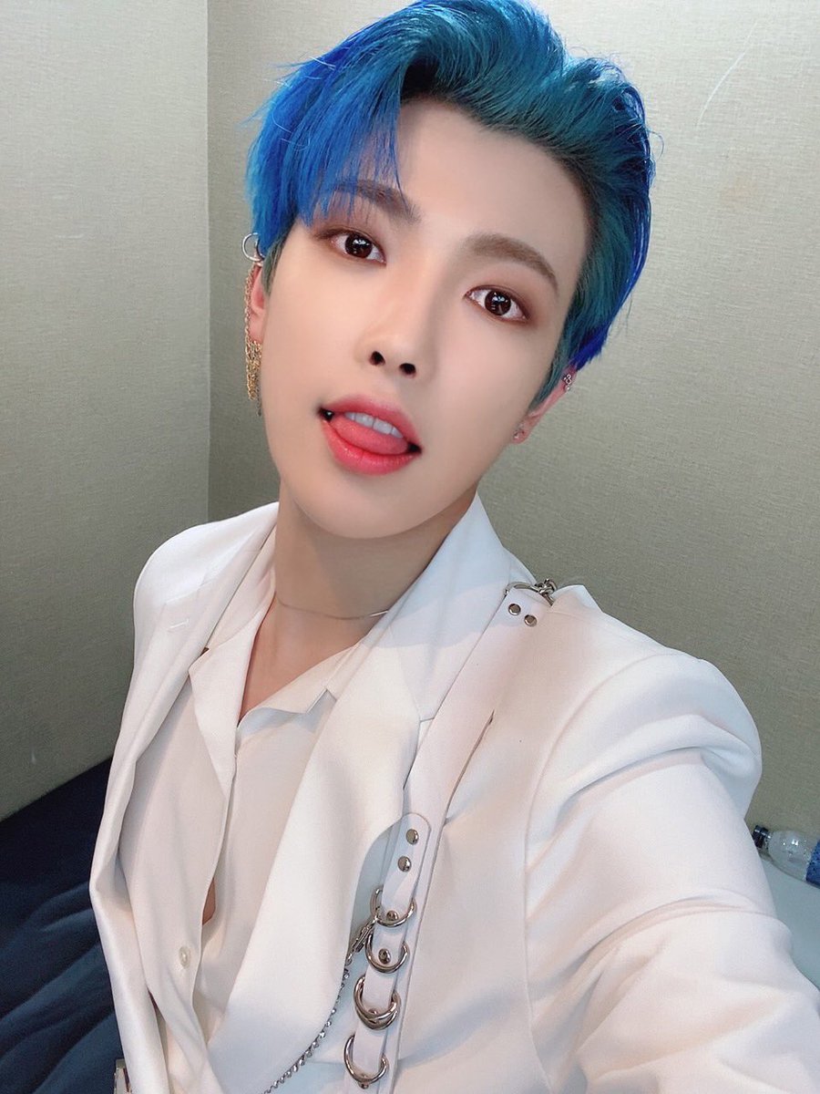 ATEEZofficial's tweet photo. [#홍중] 어제도 너무 고마웠어요 에이티니💙
#ATEEZ #에이티즈 https://t.co/qpZ4gQRfgo