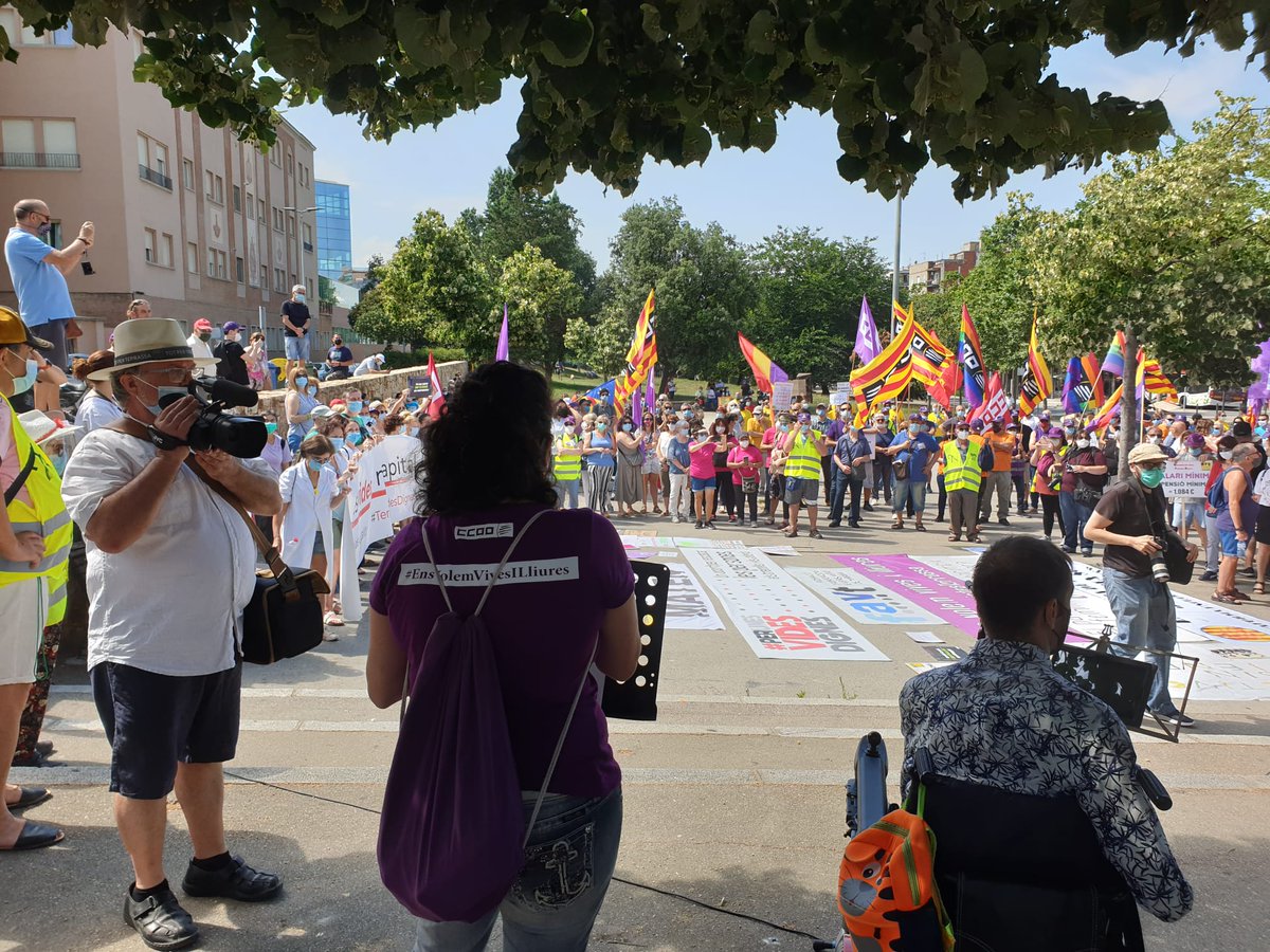 Els carrers s'omplen de vida, dignitat i reivindicació. #PerUnesVidesDignes cal un acord per rescatar les persones, els treballs i els salaris! #Terrassa
<a href="/ccoocatalunya/">CCOO de Catalunya</a> <a href="/CCOO/">Comisiones Obreras</a>