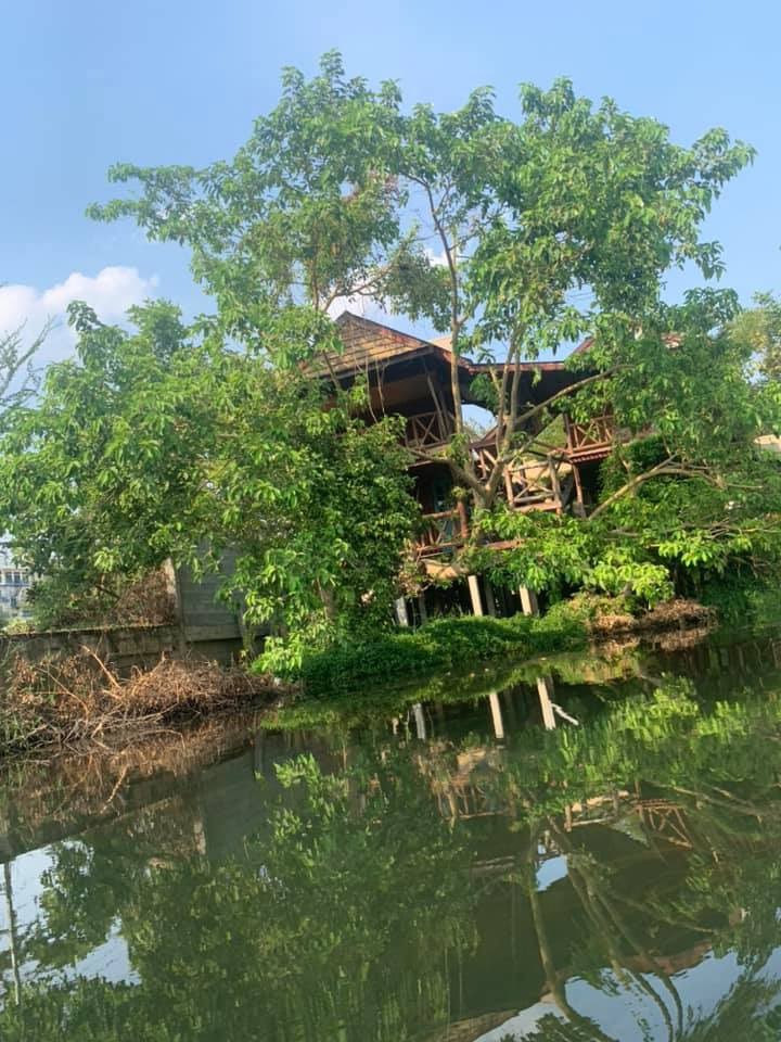 ElizabethXeffy's tweet photo. Thailand 🇹🇭 river house #travel #Thailand #landscapephotography #landscape #backpacking #Asia #water #river https://t.co/bhjWArgJtp