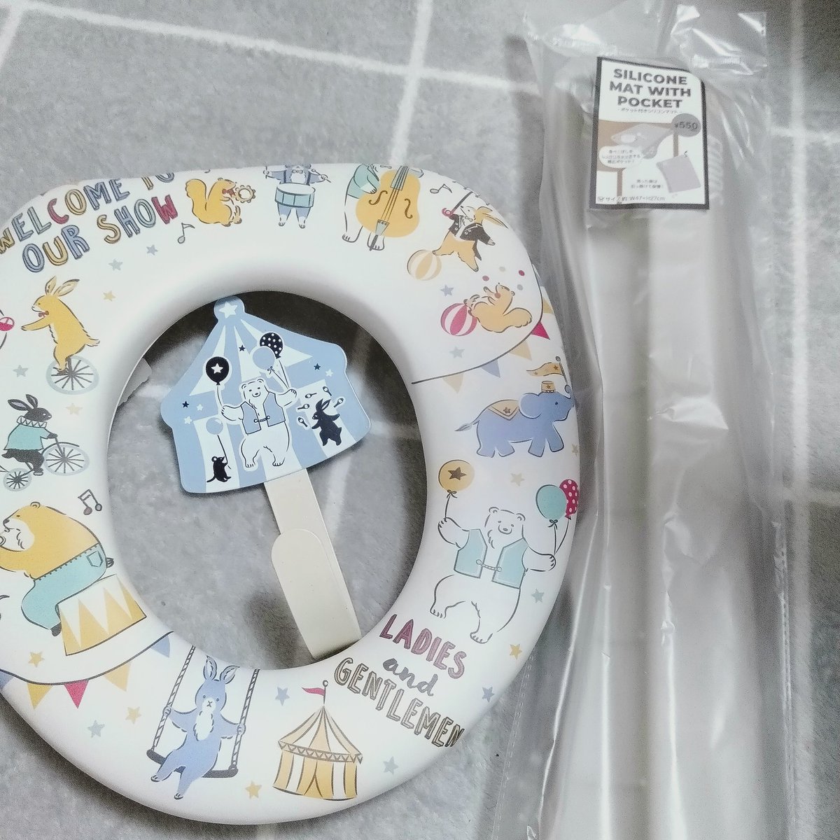 HeybonSaaya's tweet photo. ひさびさのスリコ（3coins）で一目惚れしてGETした子ども用便座（550円）とフック（330円）！踏み台は人気すぎて品切れみたい💦

あと、Twitterで見て気になってたテーブルマットもやっと買えました😊食べこぼし祭り阻止！

息子もトイトレに前向きで、まだ座る練習だけだけと、できました😆 https://t.co/qONbVsBA7c