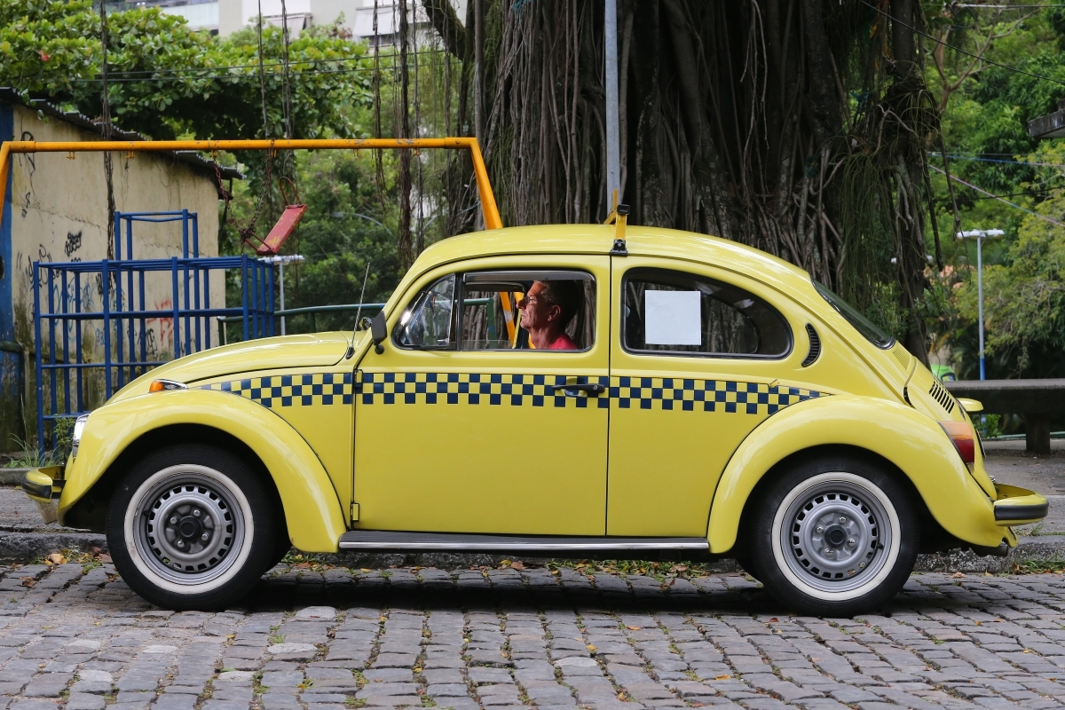 Essa baratinha deveria ser uma "instituição", como os táxis londrinos.

Era o biscoito Globo da locomoção.

Não tinha ar, meu joelho não cabia, mas dá saudades. Fora a estética retrô.