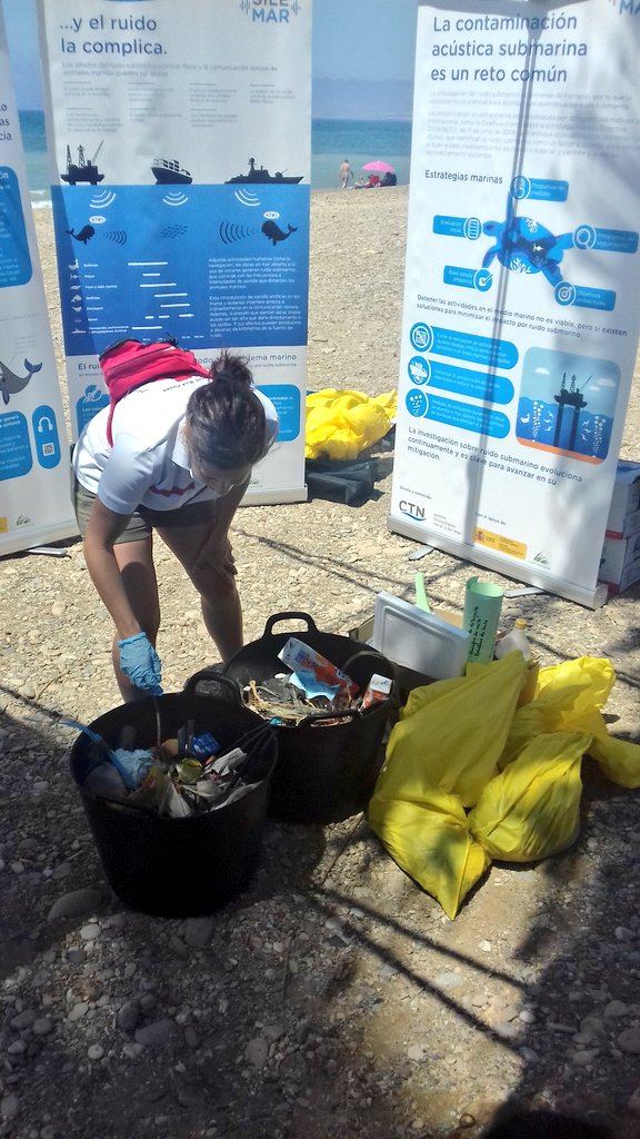 CTNInnova's tweet photo. Esta mañana hemos presentado la exposición 🔊🌊 "#RuidoSubmarino: el gran desconocido de los mares" en la jornada de limpieza de playas y problemáticas del #mediomarino organizada por @CruzRojaMurcia @CRE_Juventud ♻🐚 #SILEMAR 🐋🐳🌊😊 https://t.co/tN5sfb7ylS