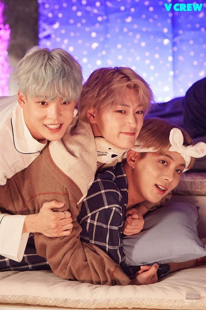 Am I crying? YesAre you crying? Probably;A cuddly thread I made accidentally  @ATEEZofficial  #ATEEZ    #에이티즈    #ATINY