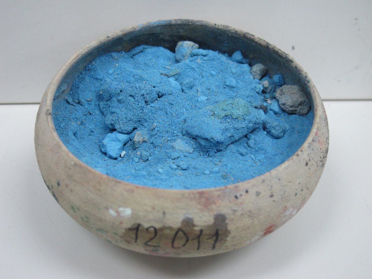 Let’s talk about  #EgyptianBlue, its manufacture and use from Egypt to the Iberian Peninsula, with a special insight into the Vesuvian area, where this pot containing original pigment has been excavated.