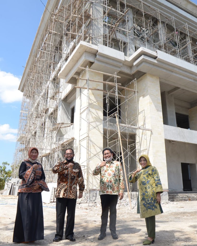 Meski kemarin ada calon mahasiswa yang bilang gak mau ke UNY karena mahasiswa UNY kucel-kucel, tapi jangan salah loh ya, setelah jadi alumni kehidupan lulusan UNY itu glowing-glowing tanpa pemutih. Contohnya Gus Menteri <a href="/halimiskandarnu/">ABDUL HALIM ISKANDAR</a> yang sekarang menahkodai Kementrian Desa