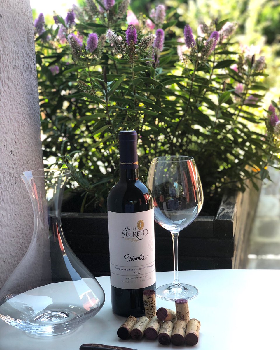 Lo abro o no lo abro? Esa es la cuestión... Ya no nos quedan tantas botellas de este gran Blend chileno de @vinavallesecreto del 2012 criado durante 18 meses en barrica francesa. Un vino premium de la línea Private que, pasados ocho años, está de fábula 🧚‍♂️
Buen fin de semana! 🍷