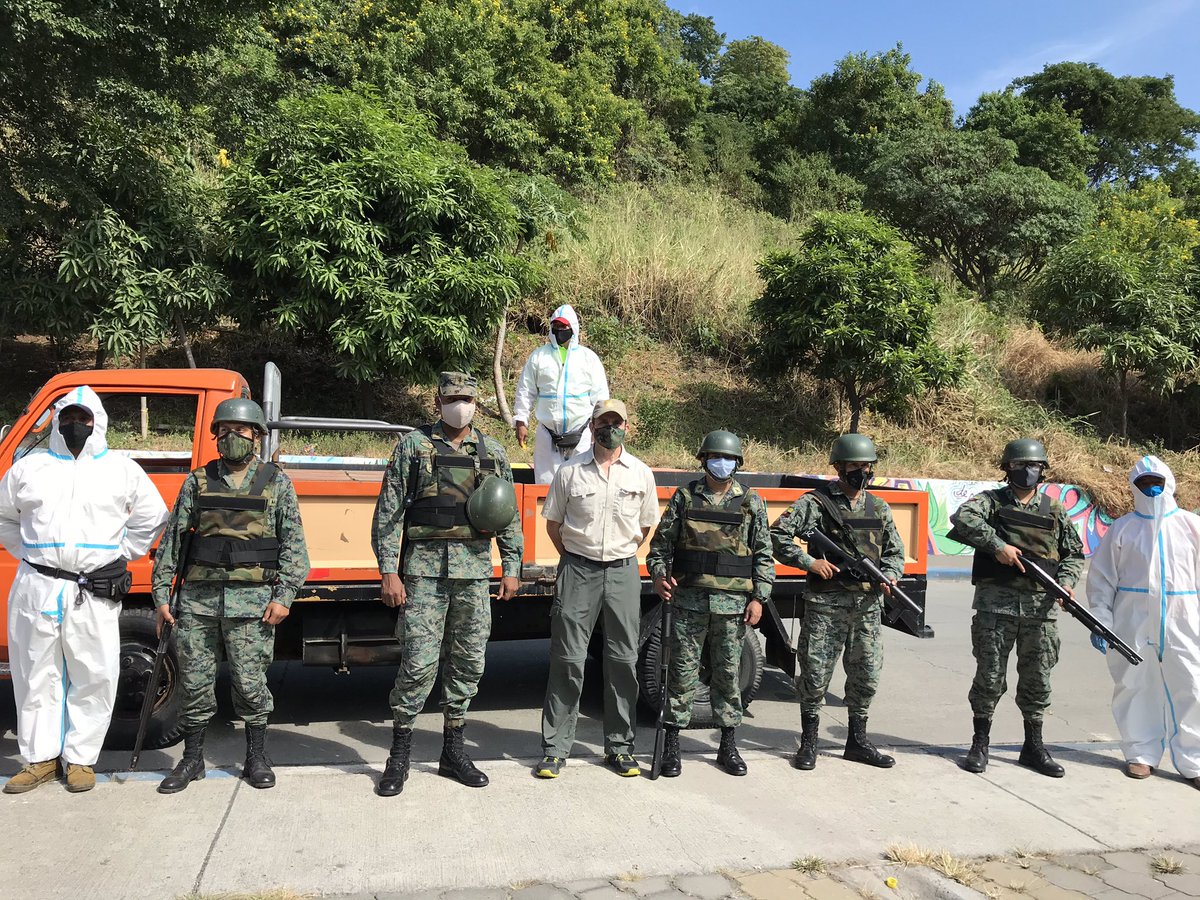 Un privilegio integrar en este momento el despliegue de entrega de kits alimentos encabezado por el Profesor Joffre Pastor. Atendiendo familias muy vulnerables en los cerros de GYE. Apoyo del <a href="/BcoAlimentosGye/">Banco de Alimentos DIAKONIA</a> y <a href="/ComiteGYE/">COMITÉ DE EMERGENCIA POR GUAYAQUIL</a>