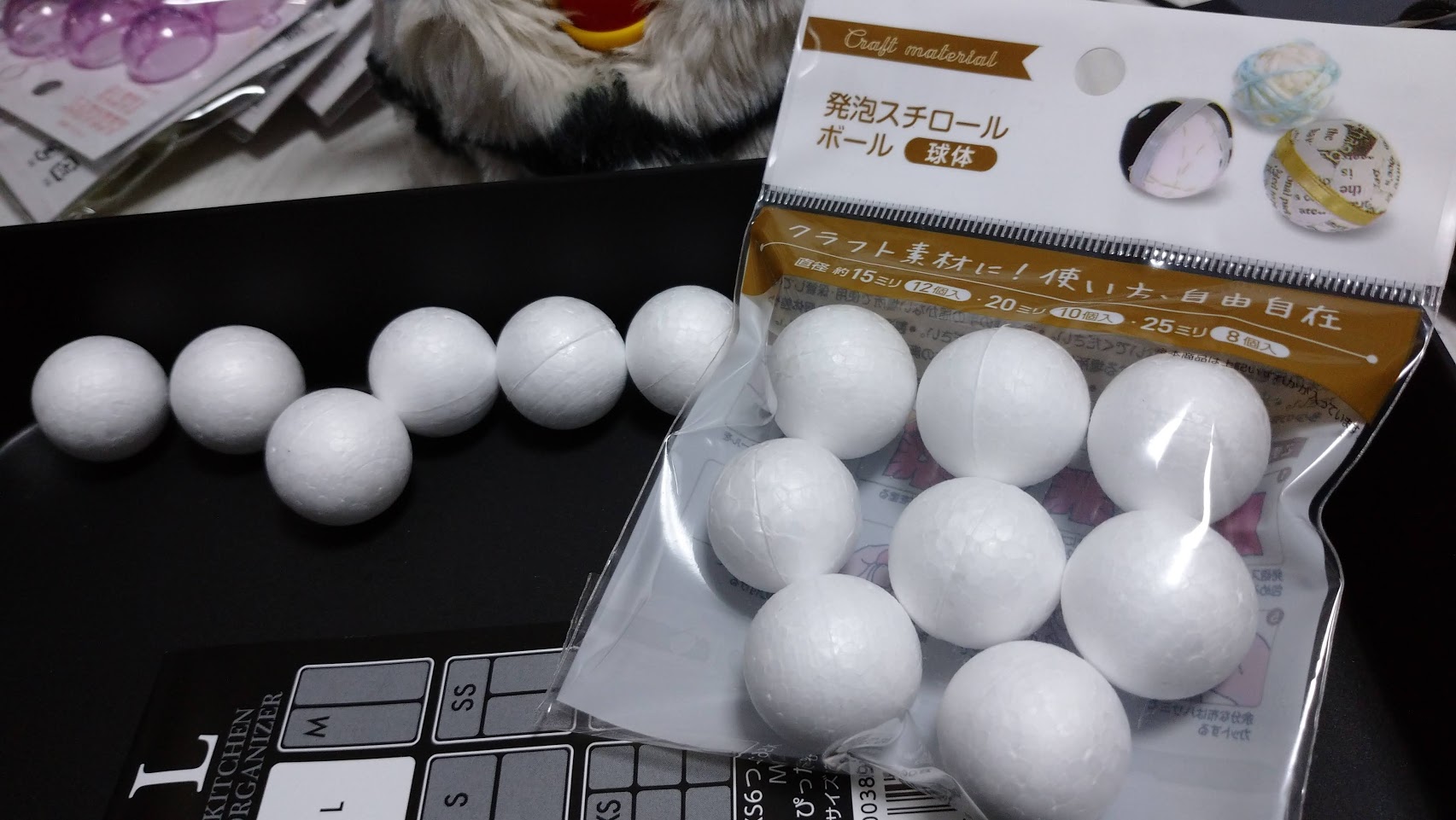 フォンタナ 屋台ミニチュアのネタバレ 白トレーに光沢青のラッピングペーパーを両面で接着 ヨーヨー風船の球体は 発泡スチロールボールとクラフト素材のカプセルパーツを さすがセリア クラフト素材の取り扱いのバラエティ数はダイソーより上 フォンタナ 屋台ミニチュアのネタバレ 白トレーに光沢青のラッピングペーパーを両面で接着 ヨーヨー風船の球体は 発泡スチロールボールとクラフト素材のカプセルパーツを さすがセリア クラフト素材の取り扱いのバラエティ数はダイソーより上