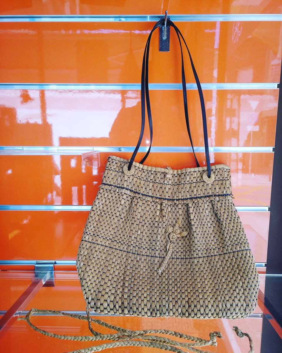 cal_sabater's tweet photo. Li hem canviat les anses que s'han fet malbé a aquest bolso. Ha quedat xulo oi??
#artesania #treballartesà #oficis #reciclar #reulititzar #restaurar #petitcomerç #comerçdeproximitat #botigadebarri #compraalteupoble #comerçdebarri #fempoble #comerçlocal #santjustcomerç #CalSabater https://t.co/5uK39vvjHN