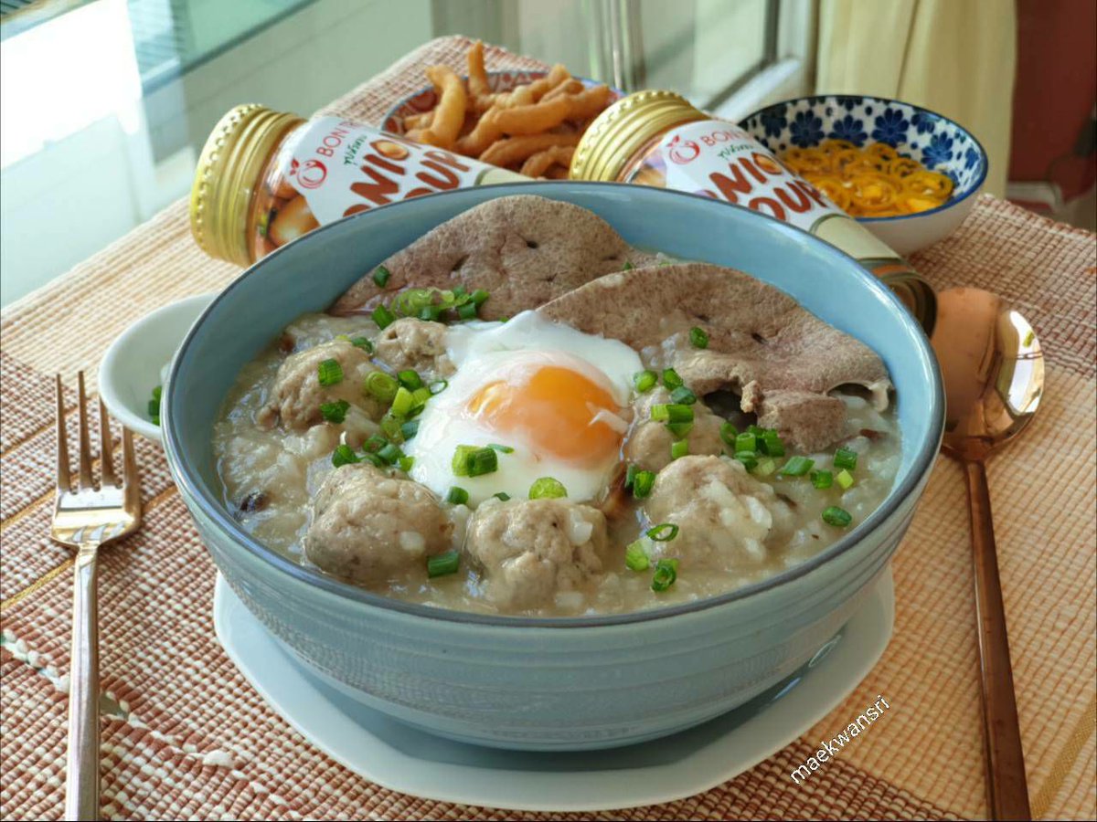 KwansriR's tweet photo. #โจ๊กทรงเครื่อง ใส่หมูสับเด้งๆ ตับ ไข่ออนเซ็น 👩‍🍳 ใช้ซุปหัวหอม🧅ซุปกระป๋องบองเต้ มาต้มซุปใส่ข้าวต้มลงไป เคี่ยวให้เป็นโจ๊ก ใส่เครื่องให้แน่นๆเข้าไว้😁 อร่อยแบบจริงจัง อิ่มแปร้มากๆ #บองเต้ซุป #แคลน้อยอร่อยง่าย #อร่อยแน่แม่ขวัญศรี สูตรจ้ะ https://t.co/BxowJW55H7 https://t.co/268cf404P2