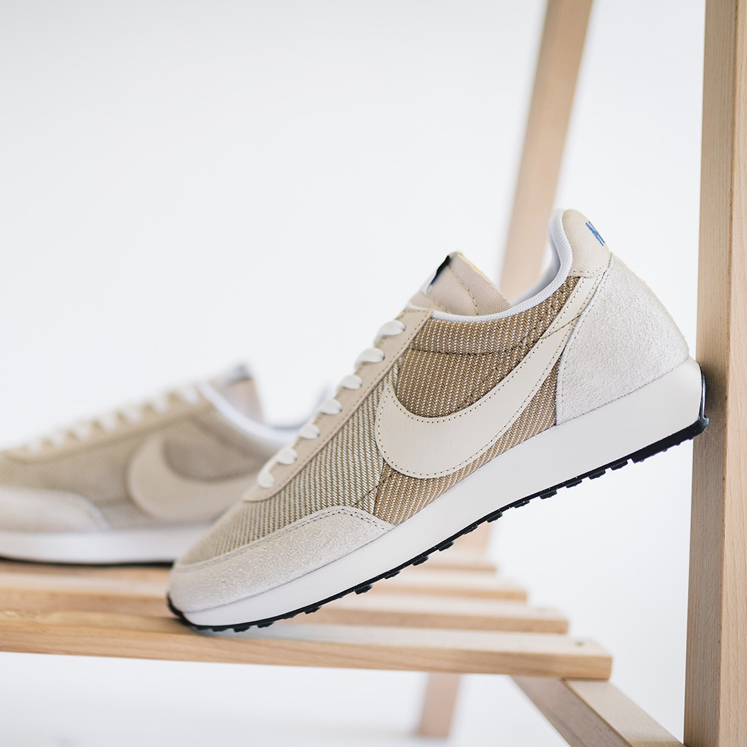 nike tailwind khaki