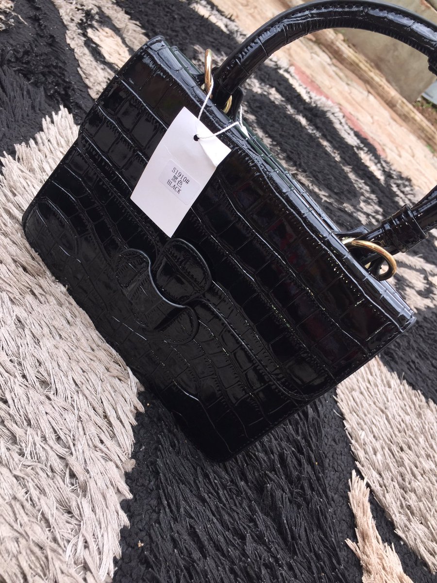 Follow this thread for the bags I'm selling today. Biko buy. I don't want to go back to my villa Quality Black leather 'Aunty Ada bag' ₦6500Rt please    https://twitter.com/iamezenwanyi/status/1276791436810358784