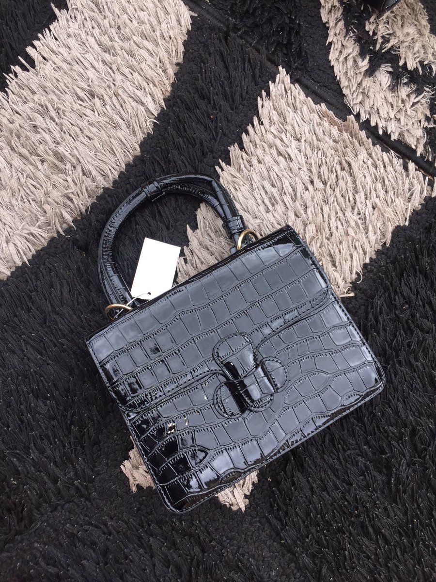 Follow this thread for the bags I'm selling today. Biko buy. I don't want to go back to my villa Quality Black leather 'Aunty Ada bag' ₦6500Rt please    https://twitter.com/iamezenwanyi/status/1276791436810358784