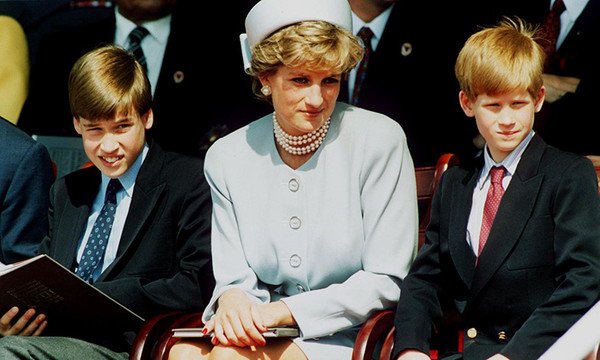 Thread - Royals at WimbledonWimbledon should've started on Monday! I'll miss the tennis, and also miss catching the Royals there, so some photos from past years!Thanks to  @LianaK3306 for indirectly giving me this idea!First, back to 80s & 90s - Diana & the boys, Sarah...