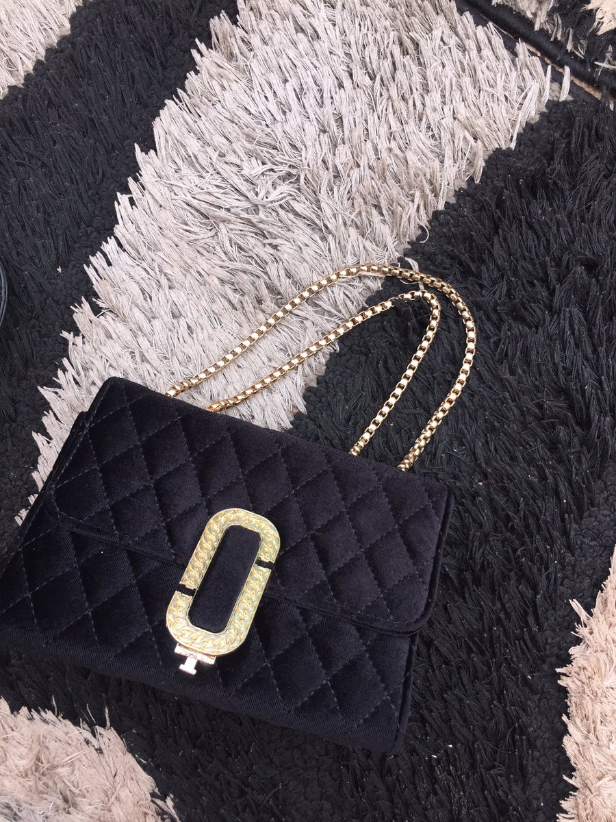 Buy this mini bag and have the attention of the world on you when you carry it.Price: ₦6500Material: Suede Color: Black Chain is adjustable.