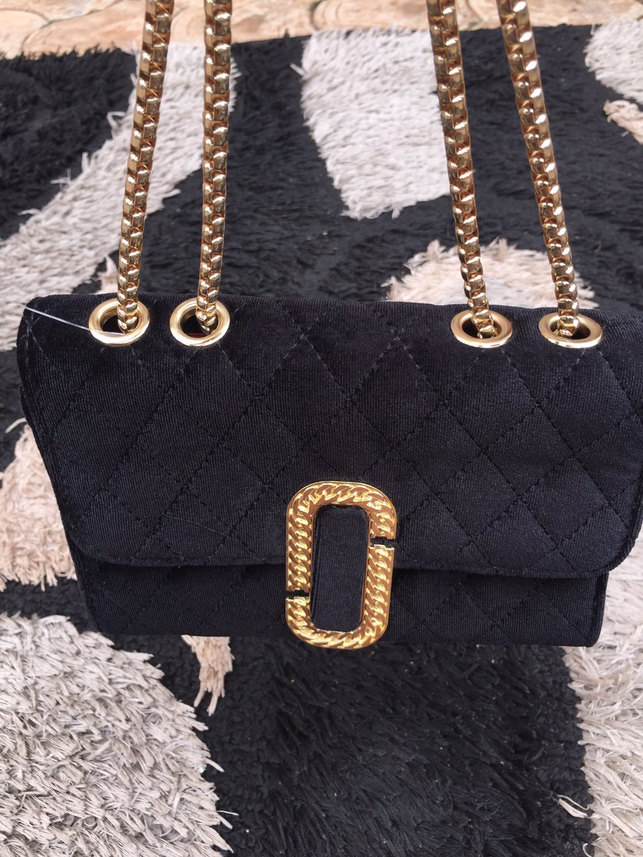 Buy this mini bag and have the attention of the world on you when you carry it.Price: ₦6500Material: Suede Color: Black Chain is adjustable.