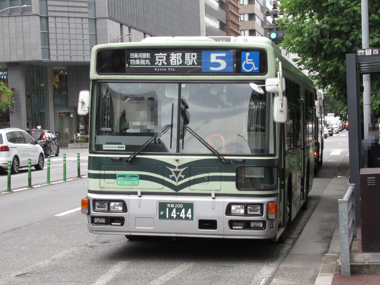 ｉｋｙｓ 年6月27日 京都市バス 京都バス 四条烏丸 No 3 京都市交通局 京都市バス 京都バス １枚目 ５系統 1444 ２枚目 ７３系統 2109 T Co Gmrdbap1us Twitter