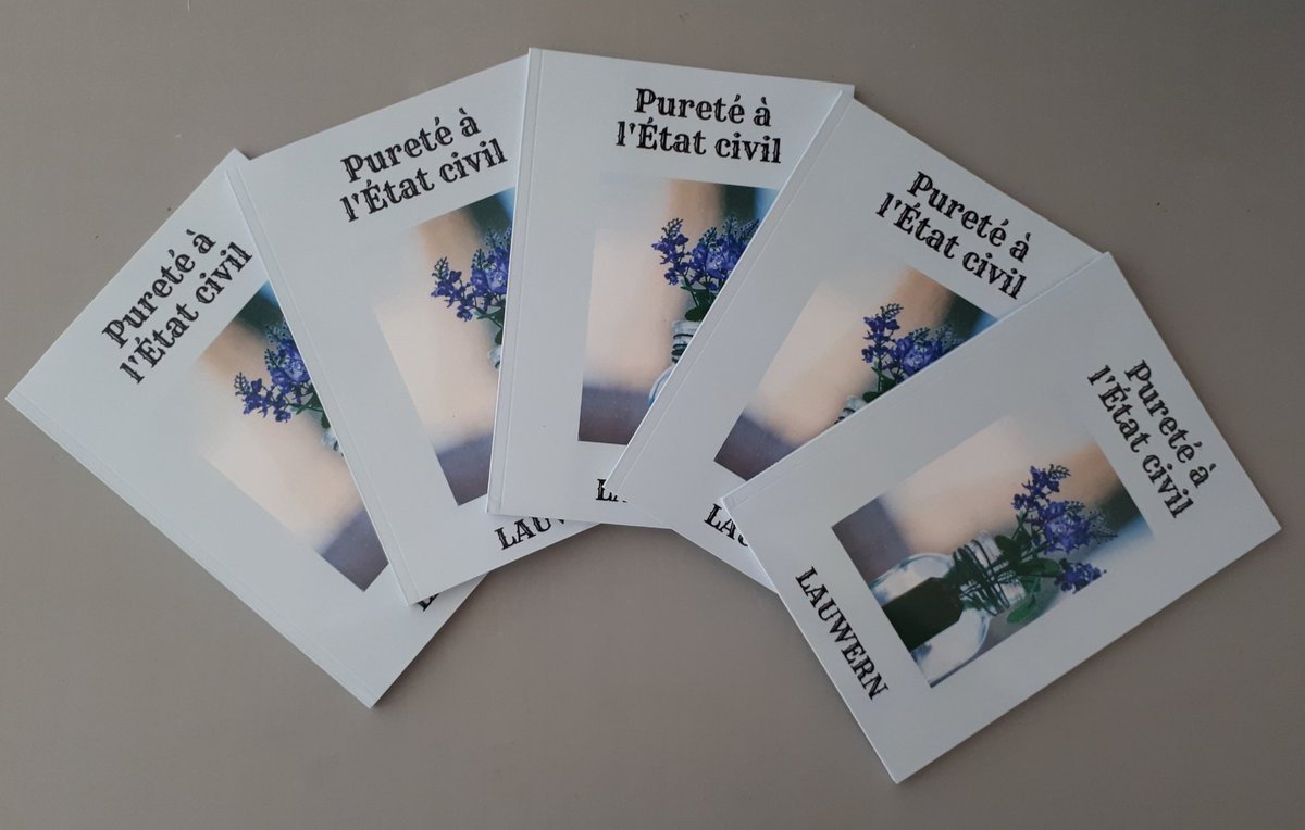 lauwern's tweet photo. Ils sont enfin là ! 
Mon premier receuil de poésie le plus pur, le plus ��motionnelle... une oeuvre enfin abouti après un an de travail 😍
#joie #bonheur #auteur #ecrivain #livre https://t.co/65svpnE70W