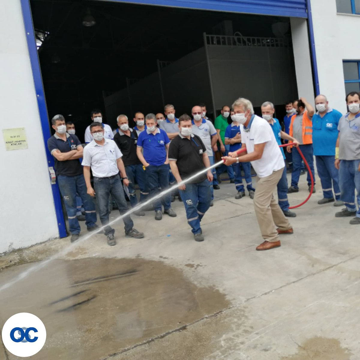ortakciglass's tweet photo. Tüm önlemlerle eğitimlerimiz devam ediyor. Sabih COŞKUNCU tarafından "Yangın ve hidrant eğitimi"mizi tamamladık. Kendisine değerli bilgilerini bizimle paylaştığı için teşekkür ederiz.
#ortakcicam #ortakciglass #temperlicam #güvenlicam #cam #glass #otomotiv #mobilya #duşakabin https://t.co/wbSvzeBCOx