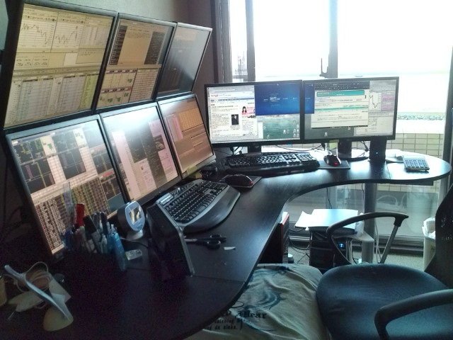 Ring Investor Trader トレードの机は ５ 6年使ってるカッシーナのエアフレームシリーズのデスク 右サイド付 前にモニターおいて 余裕もってキーボードおけたり 寸法的にちょうど良かったので 現在も継続して利用しています T Co