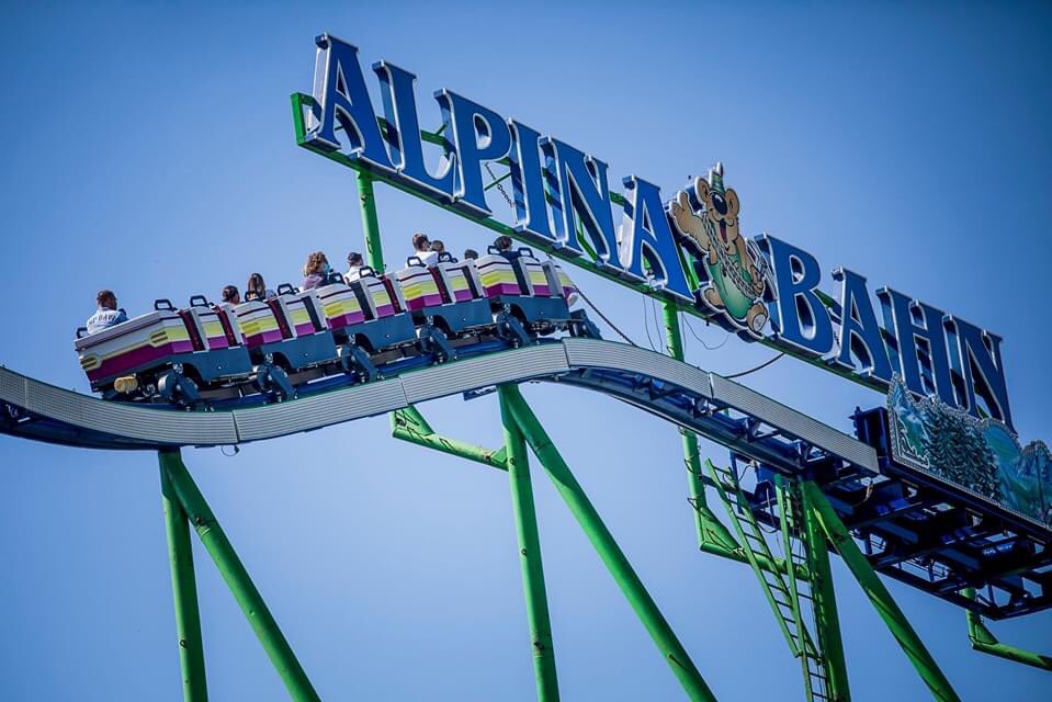 duesselland's tweet photo. Schaustellerin Angela Bruch mit ihrer Alpina Bahn! 🎢
Wer hat schon die neuen Züge gesehen?

Vielen Dank an Anne Orthen für die tollen Bilder. https://t.co/ptzkD65g1F