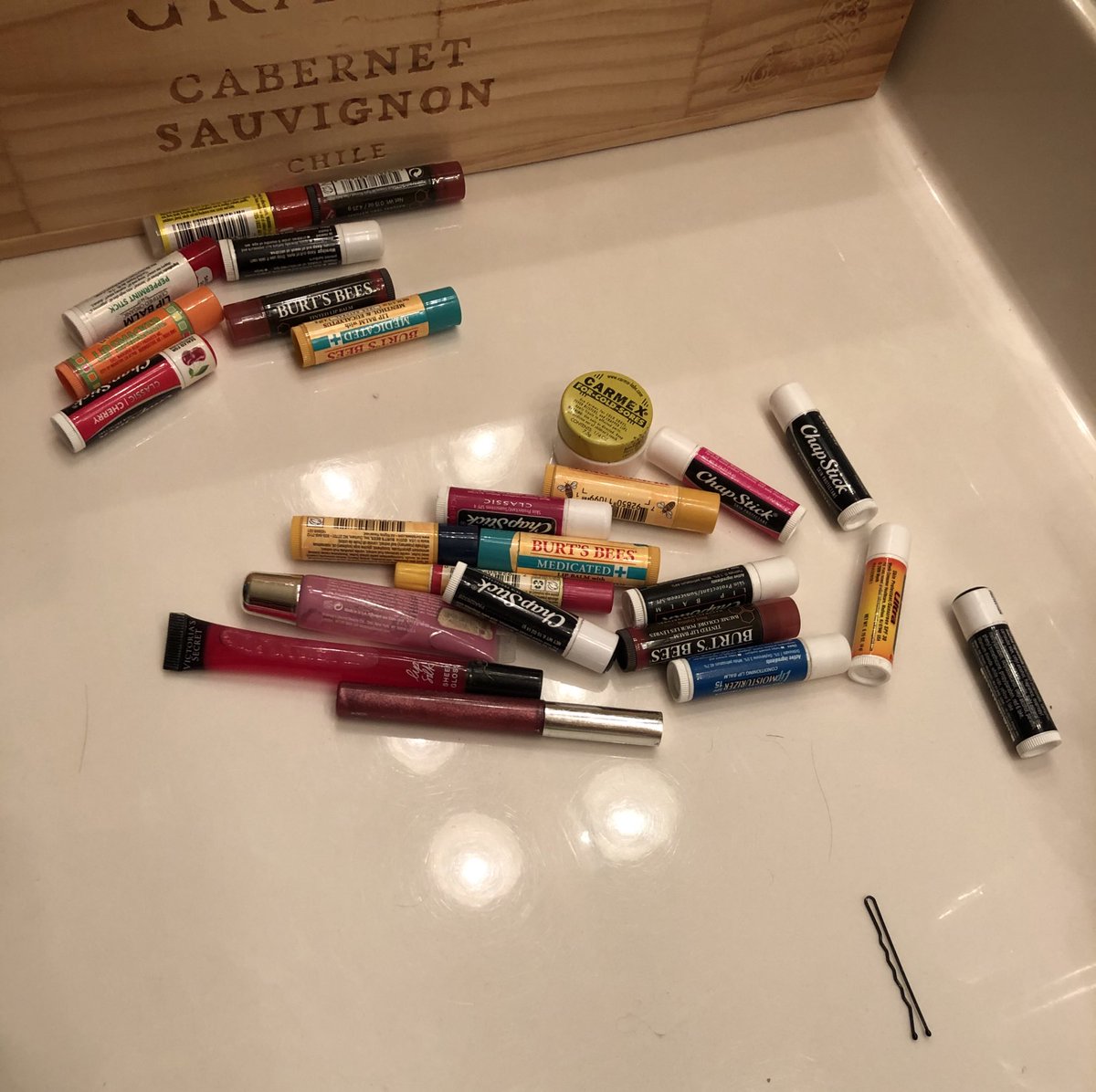 AuthorKRPaul's tweet image. What nine years of “babe, I lost my lip balm, I’m gonna buy another one” looks like when the movers find every wayward tube
#movingproblems