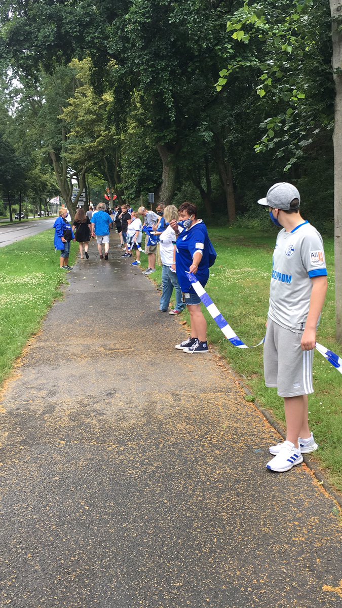S04_News's tweet photo. #S04-Demo: In wenigen Minuten geht‘s vorschriftsmäßig mit zwei Metern Abstand und Mundschutz los. https://t.co/zpU6Yh7JLZ