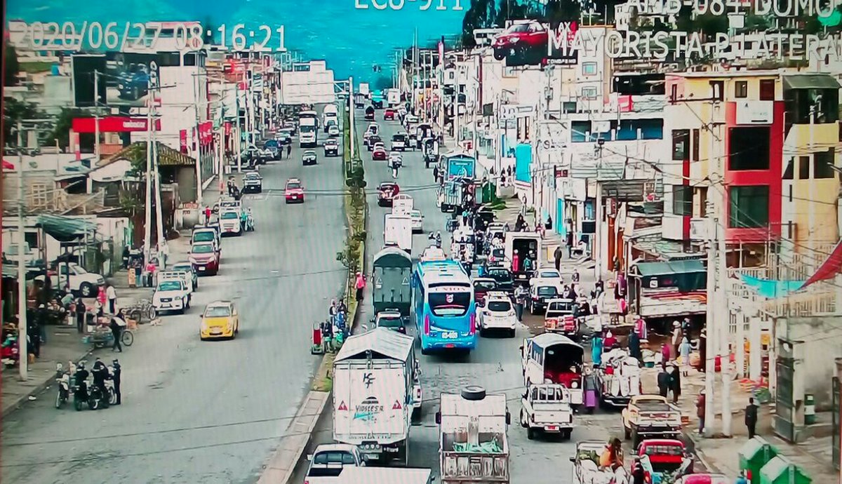 ECU 911 Ambato on Twitter: "A través de #VideovigilanciaECU911 se visualiza tráfico vehicular y aglomeración de personas realizando comercio, Av. Bolivariana, #Ambato. Existen normas de bioseguridad y recomendaciones de distanciamiento físico para