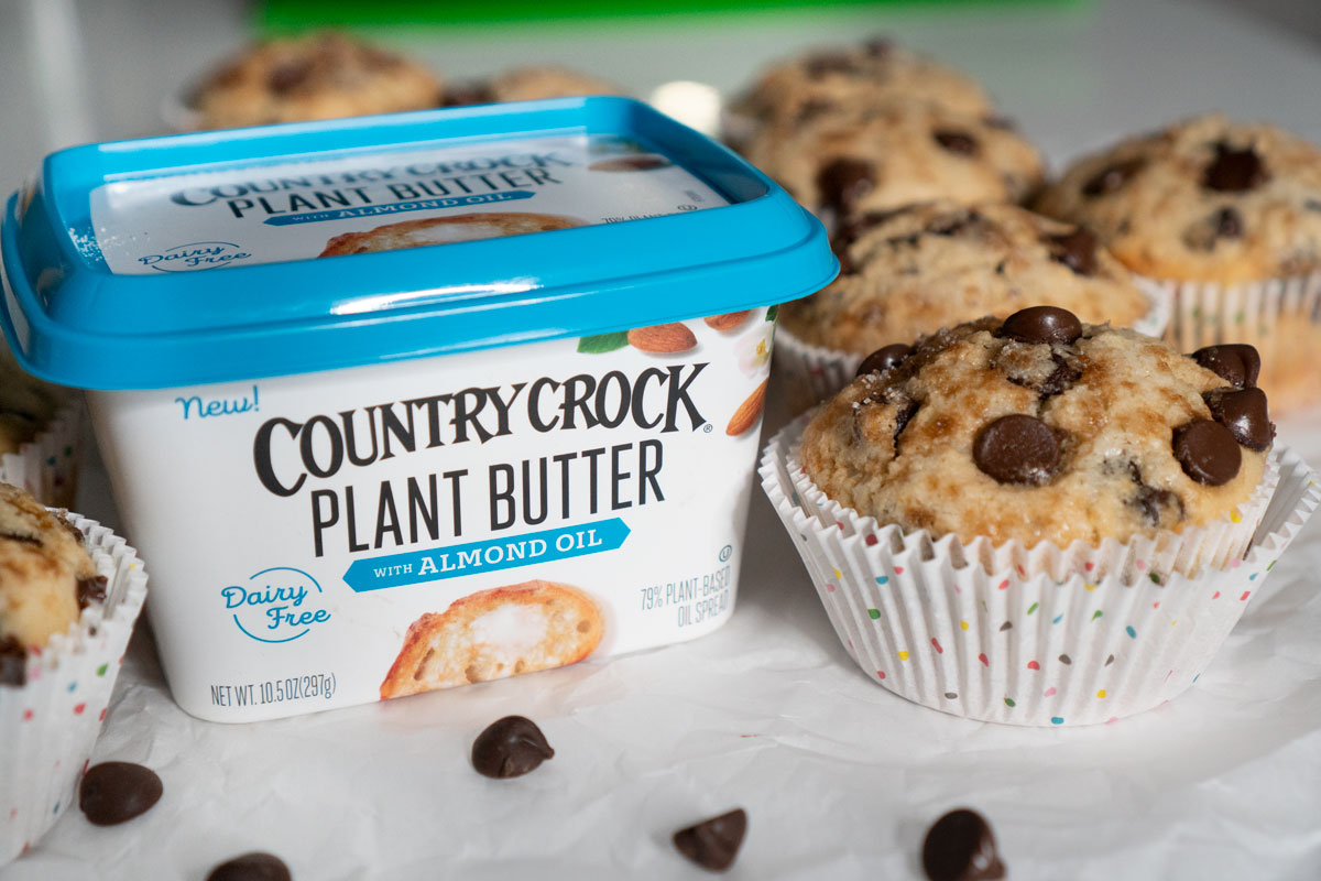 #ad <a href="/CountryCrock/">CountryCrock</a> Plant Butter bakes and tastes just like butter (and it’s on sale at Publix during their Summer Savings promo)! See how delicious it is with this Chocolate Chip Muffin recipe! thehappierhomemaker.com/chocolate-chip… #CountryCrockPlantButter #EvenButterLoversLoveIt #plantbutter