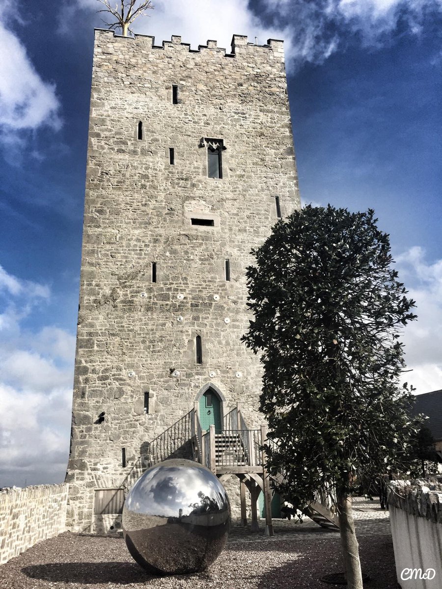 C1McD's tweet image. Best of luck to @NotDunneYet who will launch her third book #whilenobodyiswatching in the beautiful setting of Belvelly Castle this evening.
Well done to @WilsonWilkie &amp;amp; Anne for again supporting local projects/events in their home and brilliant host @jonathanlee0312