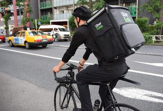 「Uber Eats」のナイロンよりも頑丈？今こそエアサスが付いている出前装置を使うべき！