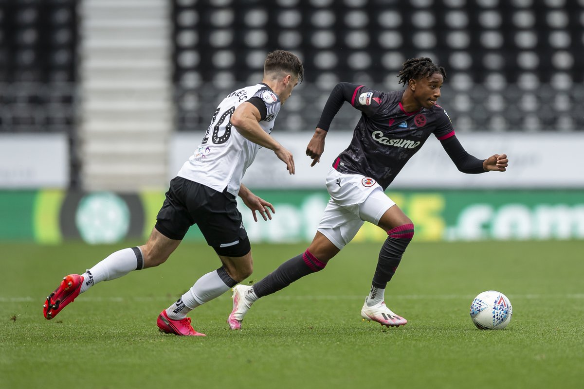 ReadingFC's tweet photo. 📷 @MichaelOlise10 trying to pull the strings from wide on the right.

#DERvREA | 2-1 https://t.co/p6IlrR0Pxt
