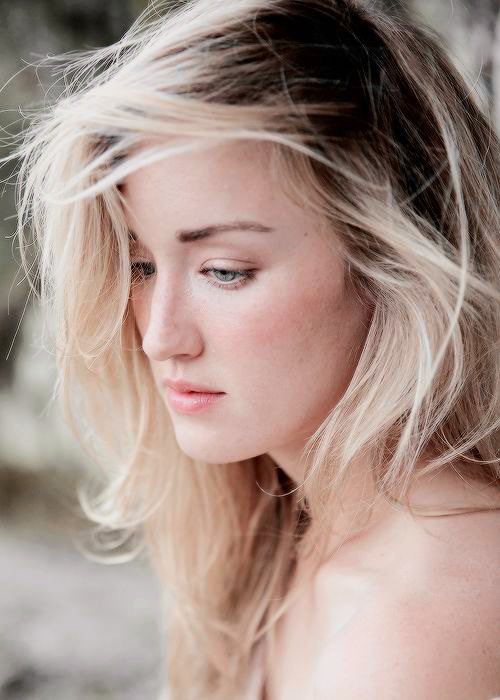 ashley johnson ( @thevulcansalute) as ps4 controllers, a thread 