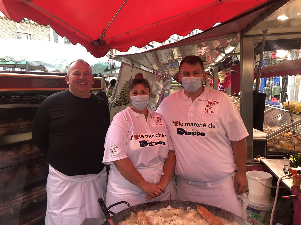 #CoupDeCoeurPourNosMarches , au choix ce matin: ✅le cirque et l’univers médiéval fantastique, ou ✅la mobilisation des ambulants pour faire gagner Dieppe. Le plus beau des marchés, entre terre et mer, c’est bien Dieppe❤️