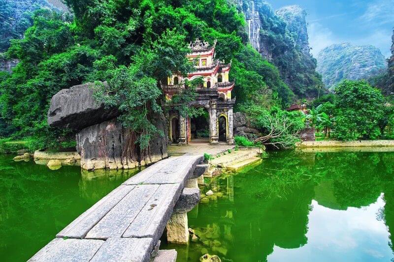 Bich Dong Pagoda on Vietnam's Truong Giang River was built by two monks in the Early 18th century. The only access is by steep stone steps 
#vegan #vegantravel #hamont #vegancommunity #vietnam 
#luxuryjet #luxuryprivatejets #luxurylifestyle #luxurytravel #luxury #timetotravel