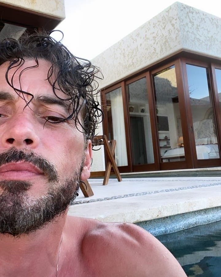 Soaking up some Riverdale sun waiting on <a href="/SnakesAndFangs/">I r i s B l o s s o m</a> @chloefuckinrice <a href="/ScarIetCherry/">Cheryl Blossom</a>