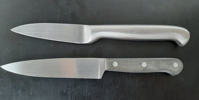 A la hora de comprar cuchillos deberíamos tener en cuenta aspectos relacionados con la seguridad alimentaria: mejor de una sola pieza, de acero inoxidable y sin recovecos que puedan albergar suciedad difícil de limpiar. Mejor el de arriba que el de abajo  #gominolasdepeseta