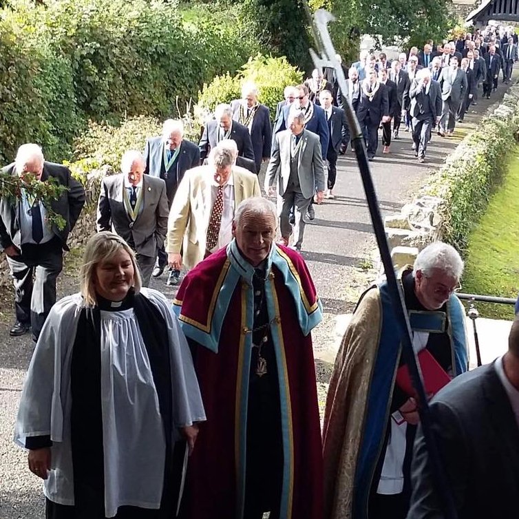 The new Portreeve is draped in a chain of golden cockles and hoisted aloft on a wooden chair, which is then ceremoniously carried three times around the town hall.The following Sunday, the Portreeve holds a civic Breakfast followed by a church procession to request a Blessing.