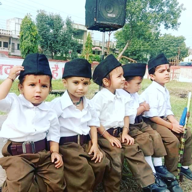 शिशु स्वयंसेवको की टोली 🚩🚩🚩🚩🚩🚩🚩