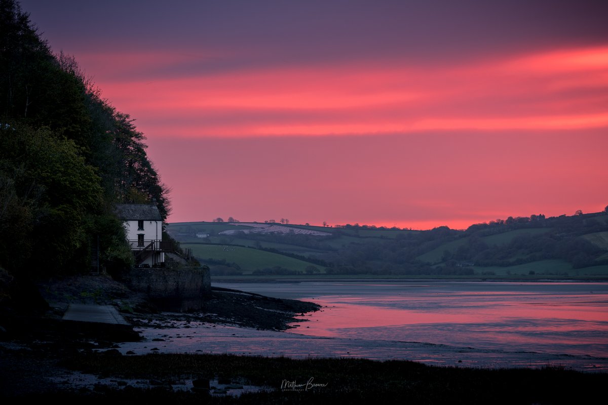 Laugharne, once home to Wales' most celebrated poet, Dylan Thomas, has a strange and intriguing past.Still presided over by a male-only medieval "corporation," Laugharne's (Talacharn in Welsh) 730-year-old system of governance is utterly unique in Wales.THREAD 