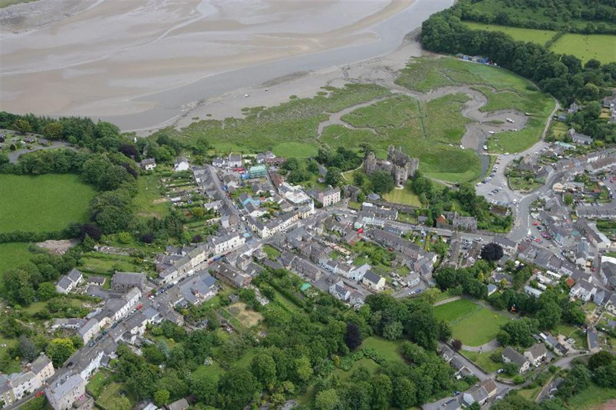 Laugharne, once home to Wales' most celebrated poet, Dylan Thomas, has a strange and intriguing past.Still presided over by a male-only medieval "corporation," Laugharne's (Talacharn in Welsh) 730-year-old system of governance is utterly unique in Wales.THREAD 